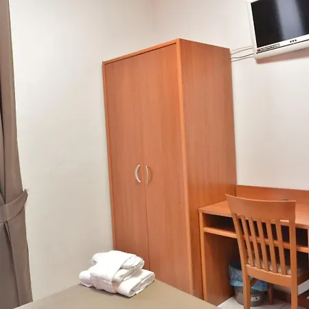 特兰缇纳酒店 2*